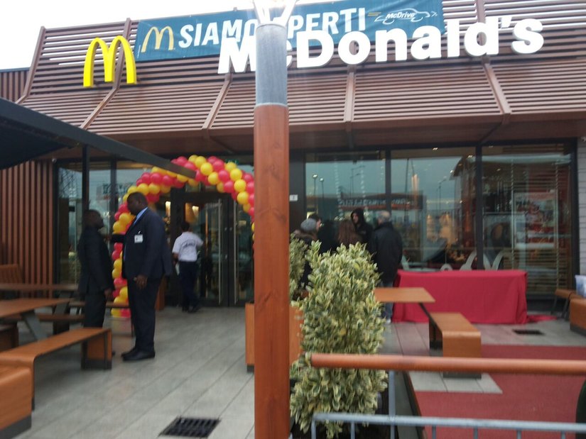 Il nuovo fast food nella zona commerciale di Redecesio 