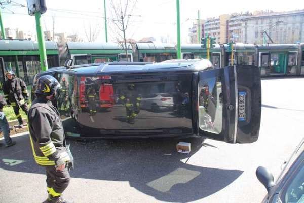 Il suv capovolto a Milano dopo lo scontro con un tram 