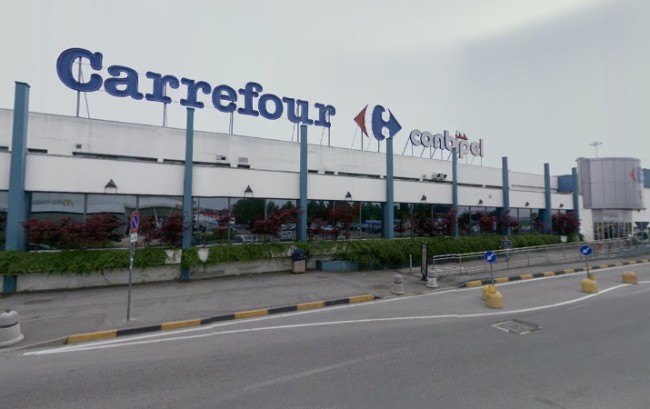 Il centro commerciale Carrefour di San Giuliano 