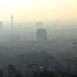 Una foto della città di Milano sommersa dallo smog 