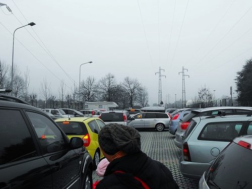 Sono da poco passate le 16.30: si registra l'apice del caos nel parcheggio dell'Istituto Rita Levi Montalcini 