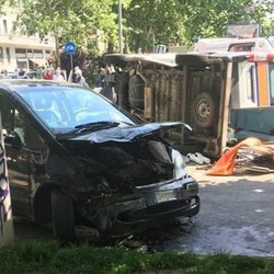 L'ambulanza capovolta e la Mercedes distrutta 