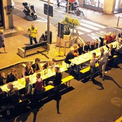 Un momento della cena solidale di via Libertà 