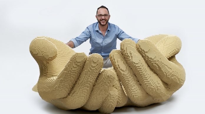 Riccardo Zangelmi e una sua opera in Lego 