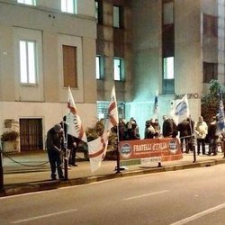 La protesta di Fratelli d'Italia e Lega Nord fuori dal Municipio la sera del Consiglio Comunale del 26 febbraio 2015 