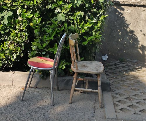 Le sedie comparse stamattina al Parco della Pace 