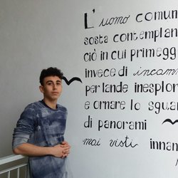 Marco Alfarano e la poesia dul muro della scuola 