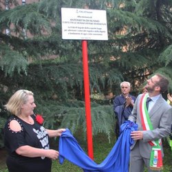 Il sindaco di Segrate e la madre di Antonietta Di Nunno scoprono la targa di commemorazione 