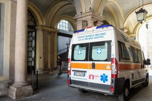 L'ambulanza all'ingresso di palazzo Reale 