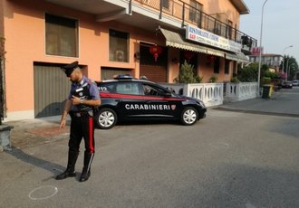 I carabinieri davanti al ristorante dove è avvenuta la sparatoria mortale 