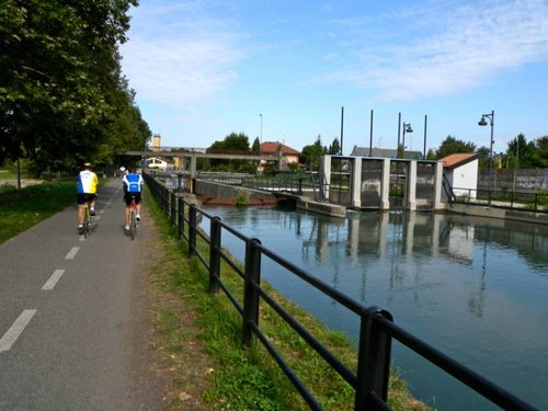 La ciclabile lungo il naviglio Martesana 