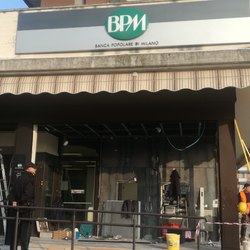 La filiale della Banca Popolare di Milano oggetto della spaccata con il gas 