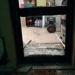 Un vetro sfondato durante i blitz a L'Incontro 