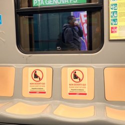 I cartelli apposti sui sedili della metro per il rispetto delle distanze 
