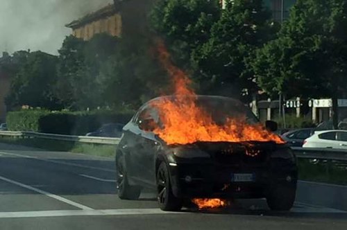 L'auto avvolta dalle fiamme 