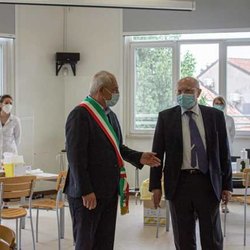 Il sindaco di Carpiano, Paolo Branca (a sx) con il professor Massimo Galli 