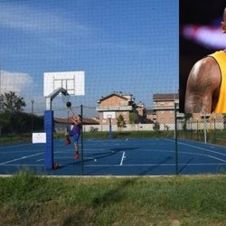 Il campo da basket del parco di via Manzoni 