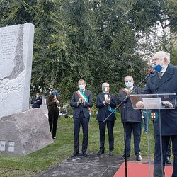 Piero Tarticchio durante il discorso di inaugurazione del monumento da lui disegnato (2020) 