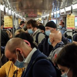Passeggeri stipati in un vagone della metropolitana a Milano ai tempi del Coronavirus 