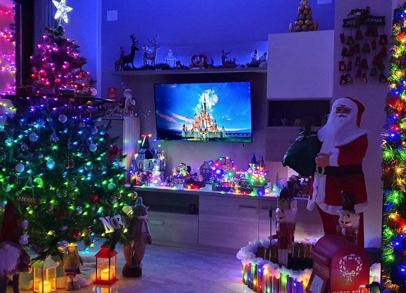 L'interno della casa, con Babbo Natale, gli addobbi e l'immancabile albero 