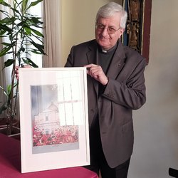 Monsignor Gianni Cesena con l'opera n.1 