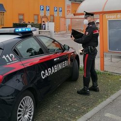 I Carabinieri nel parcheggio del centro Obi 