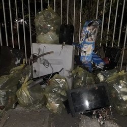 I rifiuti recuperati da Simone Riva in via Liguria 