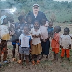 il Presidente Mariani con i bambini di Karungu in occasione di uno dei suoi tanti viaggi 