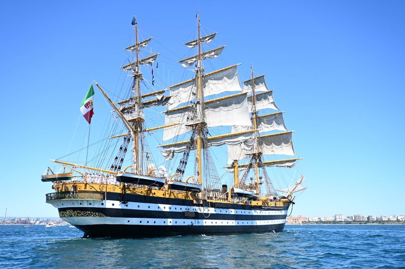 La nave Amerigo Vespucci è stata varata il 22 febbraio 1931 e, con 90 anni di storia navale, è ad oggi è l'Unità più anziana in servizio, interamente costruita e allestita presso l’allora Regio Cantiere Navale di Castellamare di Stabia. 