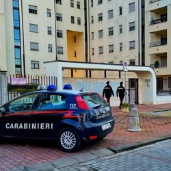 I Carabinieri davanti al condominio dove si è consumata l'aggressione 