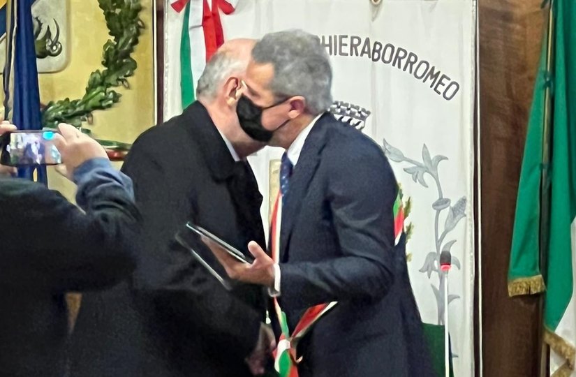 L'abbraccio fra il sindaco Moretti e Piero Tarticchio 
