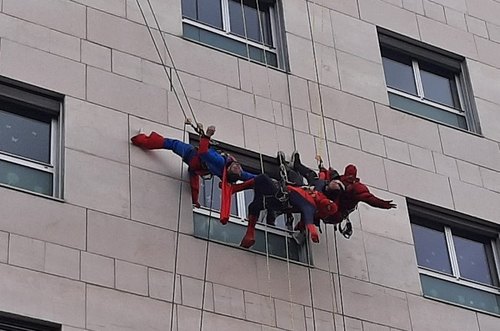 I supereroi si calano dal tetto del Policlinico 