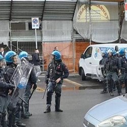 La Polizia presidia piazza Gabrio Rosa al quartiere Corvetto 