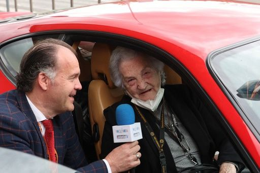 Tra coloro che sono saliti su una vettura sportiva per un piccolo giro c’è stata anche la signora Beretta, 90 anni compiuti, la quale pare si sia divertita molto montando a bordo di una Ferrari guidata da Mauro Tagliaferri, affetto da paraplegia 