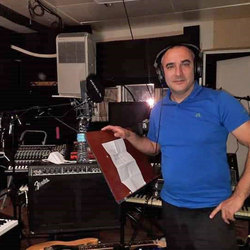 Simone Riva nello studio di registrazione; 