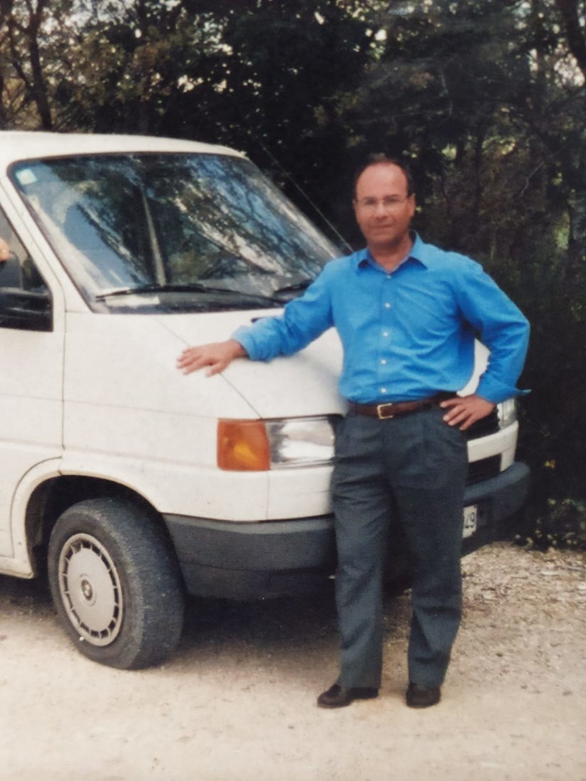 Nella foto di 20 anni fa Giuseppe Manueddu con Il furgone della Trigintese regalato alla Pro Loco di San Giuliano di Puglia 