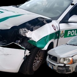 La volante della polizia locale di Peschiera Borromeo speronata dalla Volvo del criminale 