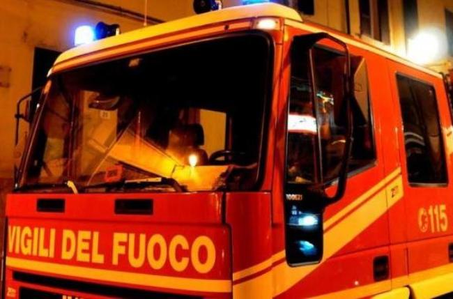 Camper Distrutto Dalle Fiamme Nel Cortile Di Una Villa A Paullo