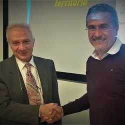Sergio Leondi con Augusto Moretti nell'auditorium della biblioteca comunale 