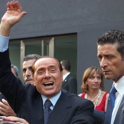 Silvio Berlusconi durante una campagna elettorale a Segrate 