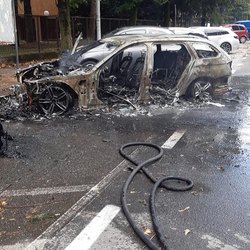 La vettura bruciata a Segrate 