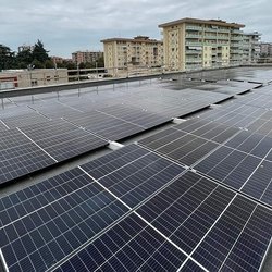I pannelli solari sul tetto della scuola Fermi 