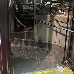La devastazione sul bus della linea 90 dove un uomo ha aggredito il conducente 