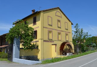L'edificio che ospita il vecchio Mulino vista dalla strada