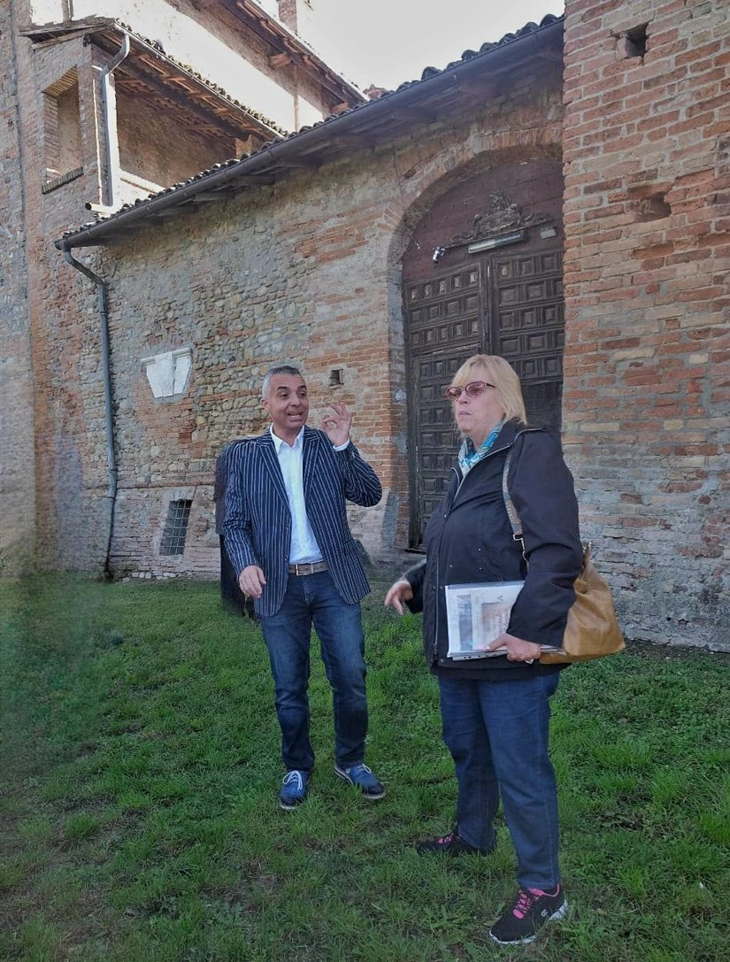 Luca Sforzini con Maria Angela Damilano di fronte al Castello 