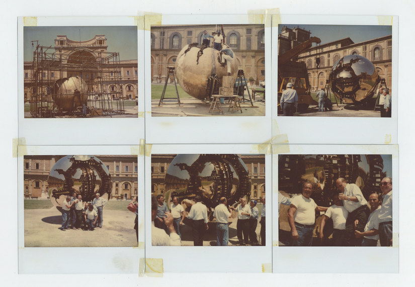 Installazione di Sfera con sfera nel Cortile della Pigna dei Musei Vaticani, Roma, 1990. Foto Archivio Arnaldo Pomodoro, courtesy Fondazione Arnaldo Pomodoro 