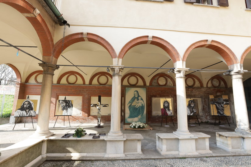Le opere di Carla Bruschi nel colonnato dedicato a Santa Maria alla Fontana 