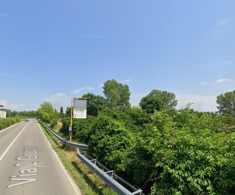 La fermata in via 2 Giugno al Cimitero di Mirazzano direzione Bettolino
