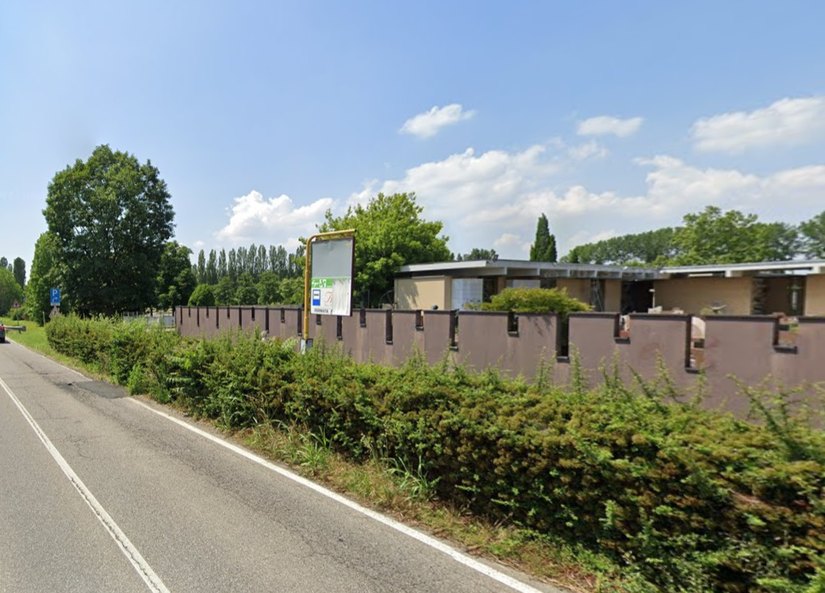 La fermata in via 2 Giugno al Cimitero di Mirazzano direzione Bettola