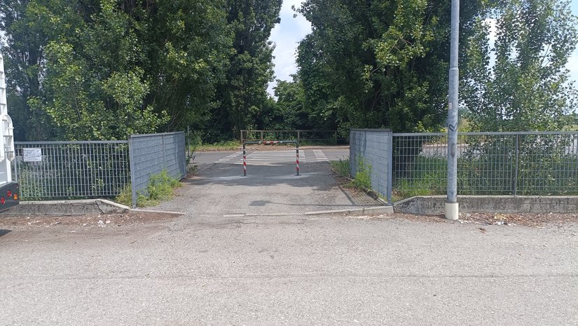 La transenna installata dal Comune di Pantigliate